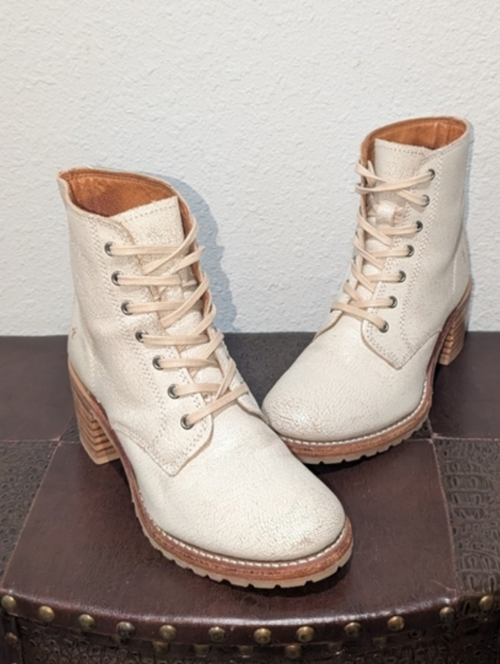 FRYE Sabrina 6G Lace Up Boots - Cream Crackle Leather - Made in USA - Size 8 M